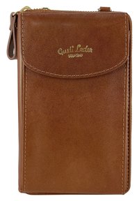 Brązowy skórzany portfel o gładkiej fakturze, złote logo, zamek błyskawiczny oraz przednia kieszeń na klapkę. Szwy nadają mu kształt.