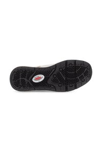 Zwarte rubberen schoenzool met gestructureerde grippatronen, met cirkelvormige en lineaire ontwerpen, met een wit en rood logo in het midden.