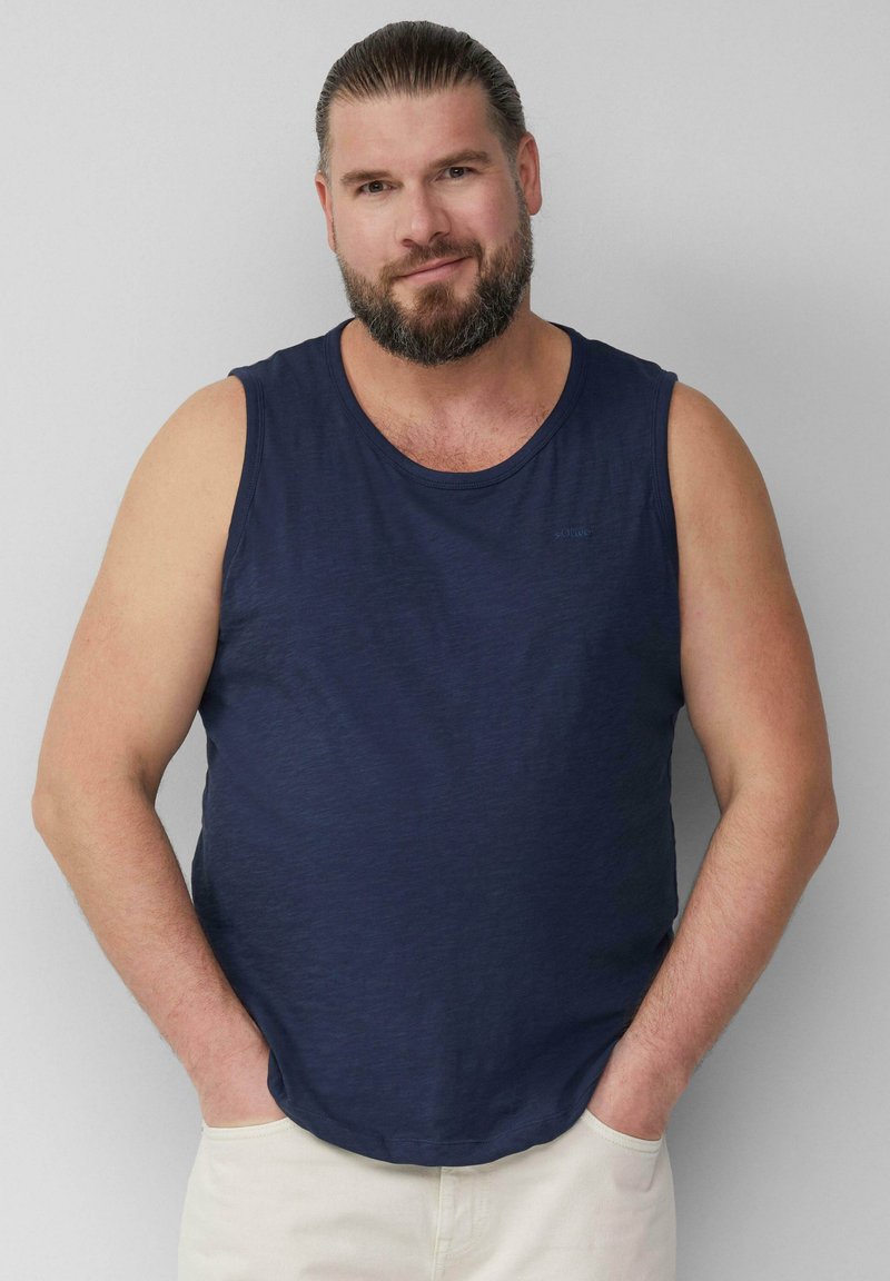 Marineblauwe mouwloze shirt gemaakt van een lichtgewicht stof, met een ronde halslijn en een relaxte pasvorm, met subtiele textuur en geen zichtbare patronen.
