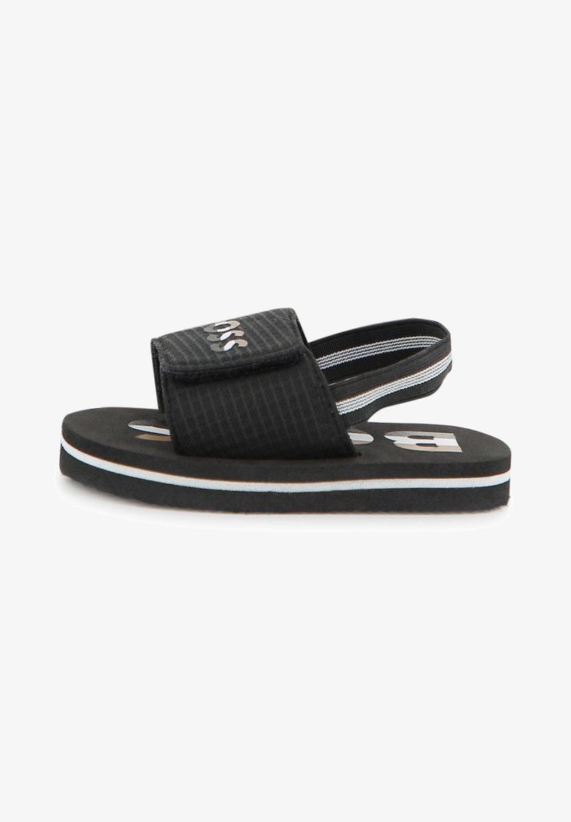 Sandalias negras con una correa acolchada, que presentan una parte superior texturizada, una franja blanca y azul claro en la entresuela, y un logotipo en la parte delantera.