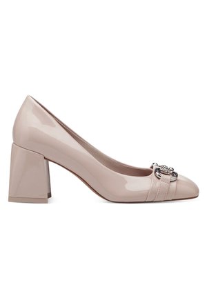 Escarpins à talon bloc, bout fermé, en cuir verni de couleur beige clair avec une boucle décorative en métal argenté et deux bandes horizontales à l'avant.