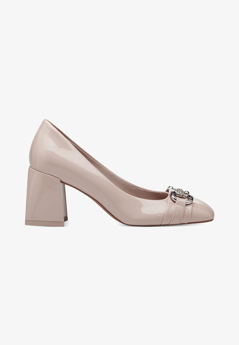 Escarpins à talon bloc, bout fermé, en cuir verni de couleur beige clair avec une boucle décorative en métal argenté et deux bandes horizontales à l'avant.