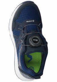 Scarpa sintetica blu navy con tomaia texture, chiusura con lacci rotondi e soletta verde. Presenta una suola di trazione bianca e dettagli neri.