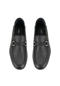 Schwarze Leder-Slipper mit einer strukturierten Oberfläche, silbernen Hardware-Akzenten und einem glatten, stromlinienförmigen Design.