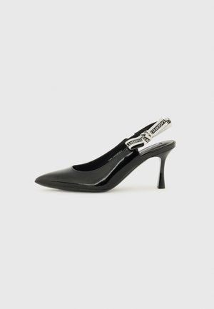 Musta lakattu nahka slingback-korkokenkä, jossa on teräväkärkinen muotoilu, hoikka korko ja säädettävä hihna, jossa on kontrastivärinen logoyksityiskohta.