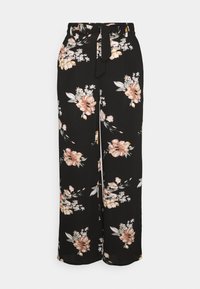 Zwarte wijde broek met bloemmotief en een stoffen ceintuur in de taille, met grote roze en witte bloemenpatronen op een donkere achtergrond.