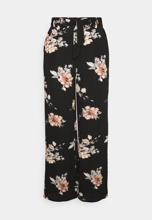 Zwarte wijde broek met bloemmotief en een stoffen ceintuur in de taille, met grote roze en witte bloemenpatronen op een donkere achtergrond.