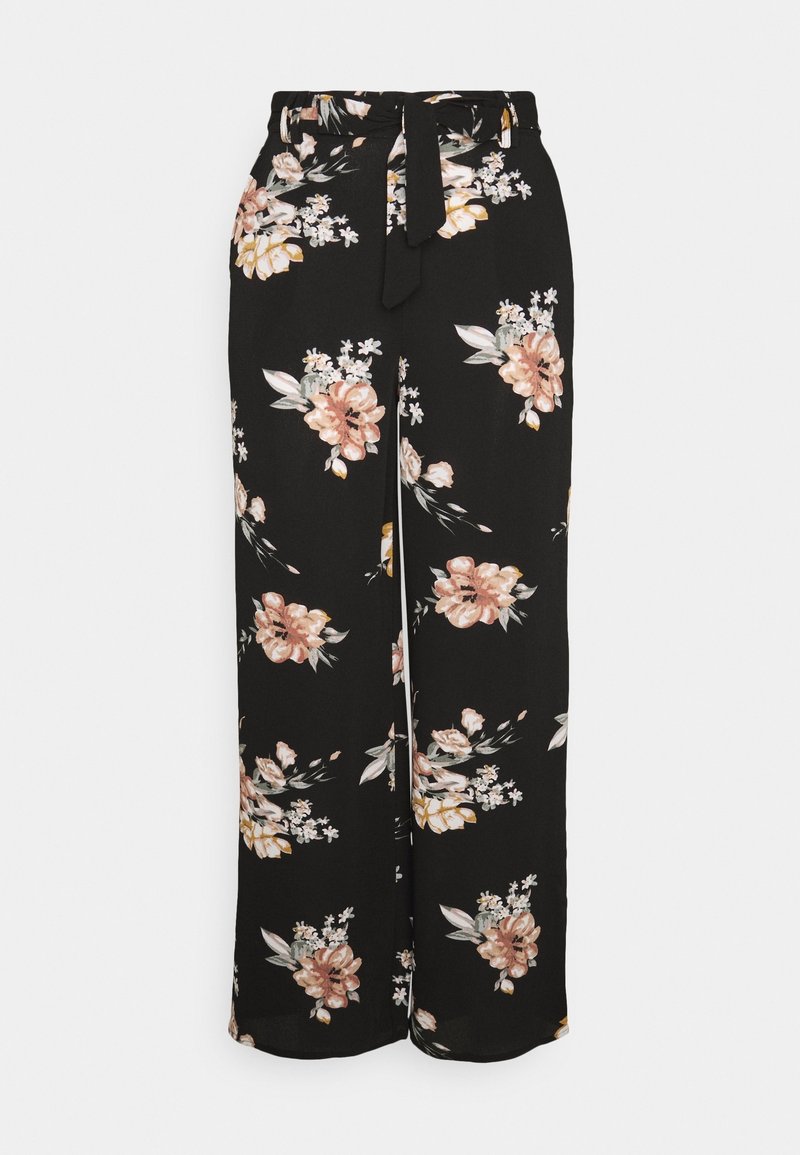 Zwarte wijde broek met bloemmotief en een stoffen ceintuur in de taille, met grote roze en witte bloemenpatronen op een donkere achtergrond.