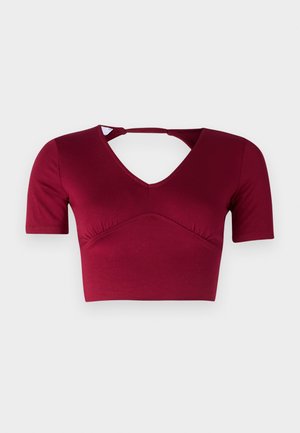 Burgundi színű crop top, sima anyagból készült, rövid ujjaival, V-dekoltázzsal és hátsó kivágással, elől ráncolt dizájnnal.