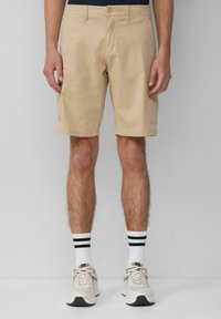 Beige cargoshorts met een knoopsluiting, voorzakken en zijvak; gemaakt van lichtgewicht stof met een soepele textuur.