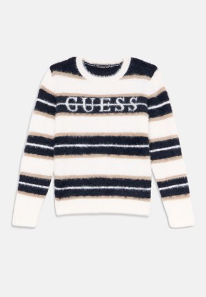 Pullover morbido con righe orizzontali in blu navy, beige e bianco. Presenta un collo a giro e il logo "GUESS" al centro. Texture soffice.