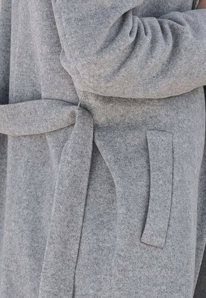 Szary wełniany płaszcz z wiązaniem w talii, z długimi rękawami, bocznymi kieszeniami i miękką fakturą, prezentujący gładki i jednolity kolor.