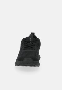 Scarpe sportive nere con parte superiore in rete, punta rotonda, chiusura con lacci e suola in gomma texturizzata. Presenta un linguetta sul tallone.