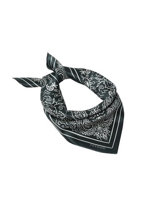 Czarna jedwabna bandana z białymi wzorami paisley i kwiatowymi, złożona i związana luźnym węzłem.