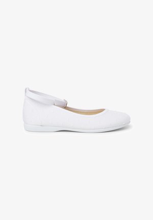 Weiße Ballerinas mit Knöchelriemen, aus strukturiertem Stoff, mit abgerundeter Spitze und minimalistischem Design. Flache Gummisohle.