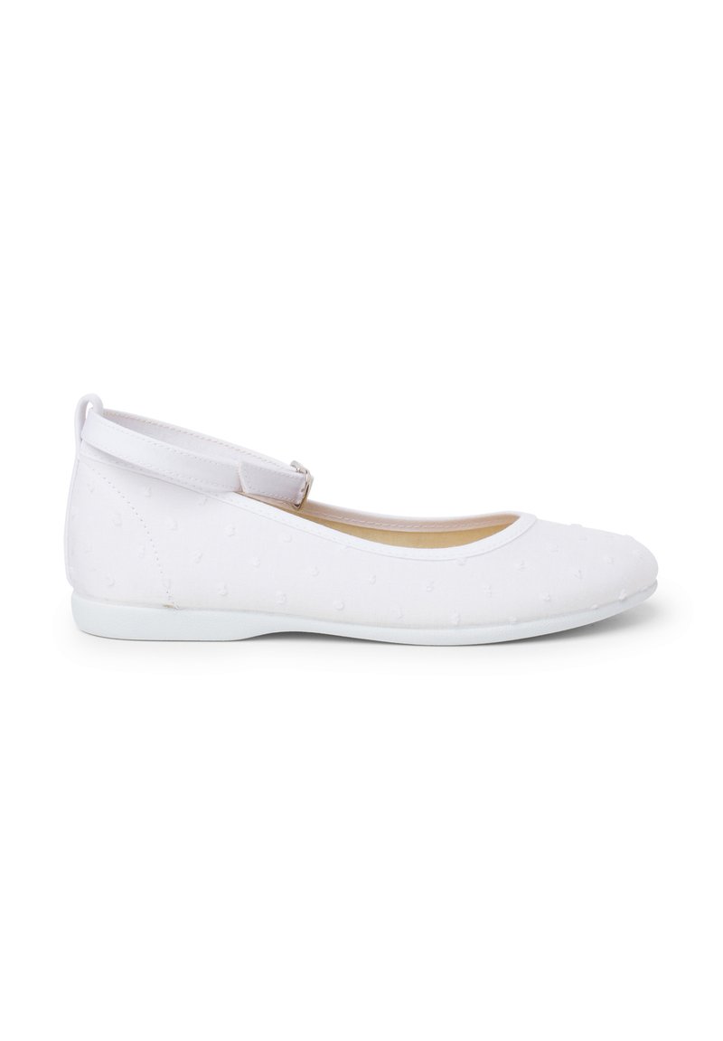 Bailarinas blancas con correa al tobillo, hechas de tela texturizada, con punta redondeada y diseño minimalista. Suela de goma plana.