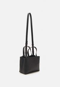 Borsa tote sintetica nera con motivo logo in rilievo, forma rettangolare, due manici superiori e tracolla regolabile.