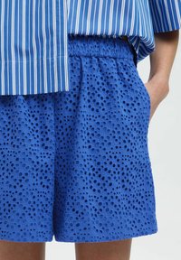 Selected Femme HØJTALJEDE  BRODERIE ANGLAISE - Short - dazzling blue