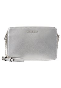 Bolso cruzado de cuero texturizado plateado de Michael Kors con correa ajustable y detalle de cadena, forma rectangular y cierre de cremallera.