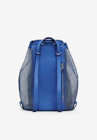 Blauer Leder-Rucksack mit Netzseiten, zwei oberen Griffen, einer Reißverschlusstasche auf der Vorderseite und einer abgerundeten Form. Glatte Textur mit glänzendem Metall.