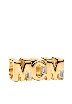Anello d'oro con la scritta "MOM" con tre pietre preziose rettangolari trasparenti incastonate tra le lettere, superficie lucida e riflettente.