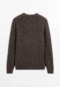 Ciemnobrązowy sweter dzianinowy z teksturowanym wzorem, okrągłym dekoltem i długimi rękawami. Tył ma bezszwowy design.