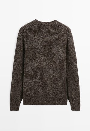 Mørkebrun strikket sweater med et struktureret mønster, rund halsudskæring og lange ærmer. Bagsiden har et sømløst design.