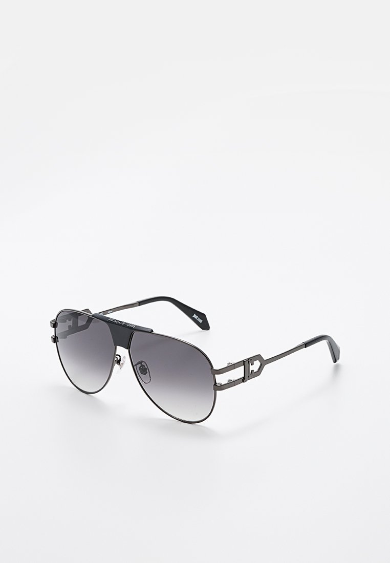 Okulary przeciwsłoneczne typu aviator z ciemnoszarymi soczewkami i elegancką czarną metalową oprawą. Posiadają wyraźne akcenty na zausznikach oraz delikatny gradient w kolorze soczewek.