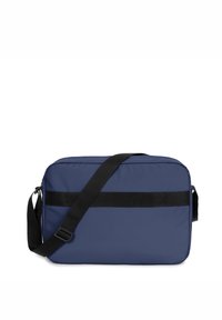 Borsa a tracolla blu navy realizzata in tessuto resistente, con una tracolla nera e un design a corpo solido con una texture liscia e senza loghi visibili.