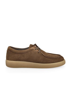 Chaussure décontractée en daim marron avec semelle et lacets beige, conçue pour le confort et l'usage quotidien, vue de côté.