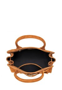 Sac à main en suede beige avec deux poignées rondes et un intérieur spacieux noir. Présente des détails de volants subtils le long des bords.