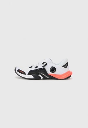 MINIMUS - Chaussures fitness - white/black/orange