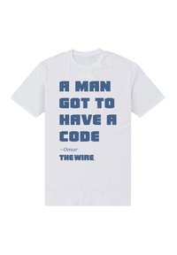 Bílý bavlněný tričko s výrazným modrým textem: "MUŽ MUSÍ MÍT KÓD - Omar Z DRÁTY." Krátké rukávy a kulatý výstřih.