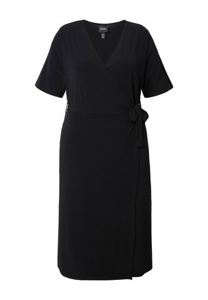 Robe portefeuille noire longueur genou avec manches courtes, décolleté en V et ceinture à nouer sur le côté.