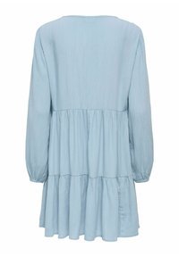 Robe bleu clair à manches longues, à volants, avec texture froissée et poignets élastiques, vue de dos sur fond blanc.