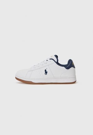 Weiße Sneaker mit marineblauen Akzenten, aus glattem Leder gefertigt, mit Gummisohle, runder Spitze und Logodetail an der Seite und der Zunge.