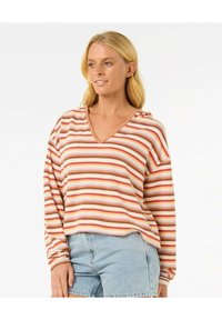 Pullover a maglia a righe con scollo a V, caratterizzato da righe orizzontali in rosso, rosa, beige e crema. Maniche lunghe e ampie con dettagli a costine.