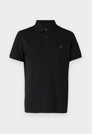 Sort polo shirt med en foldet krave, to knapper ved halsen og et broderet logo på venstre side af brystet. Korte ærmer.