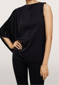 Top en satin noir avec un design asymétrique, doté d'une manche drapée et d'un ourlet droit. Texture lisse et coupe décontractée.