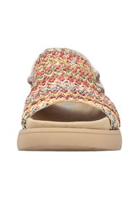 Geflochtener Sling-Sandale mit mehrfarbiger Textil-Oberfläche, offenes Zehendesign, beigem gepolstertem Sohle und subtiler Fußgewölbeunterstützung.