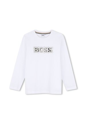 Chemise blanche à manches longues avec col rond et texte "BOSS" en motif quadrillé gris centré sur la poitrine.