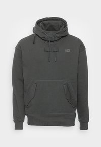 Felpa con cappuccio grigio scuro realizzata in tessuto misto cotone, con cappuccio regolabile tramite coulisse, tasca frontale e dettagli cuciti lungo i bordi.