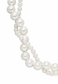 Witte parelketting met variërende maten van glanzende, ronde parels, die aan elkaar geregen zijn met een gladde, gepolijste afwerking.