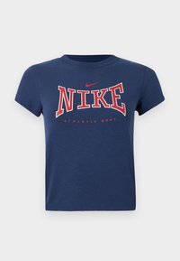 Μπλε σκούρο κοντομάνικο t-shirt με τη λέξη "NIKE" σε μεγάλα κόκκινα γράμματα και ένα μικρό κόκκινο λογότυπο Nike πάνω, καθώς και τη φράση "ATHLETIC DEPT." κάτω.