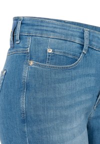 Hellblaue Denim-Jeans mit klassischem Schnitt, fünf Taschen und sichtbaren Nähten, sowie einem kleinen Logo am Bund.