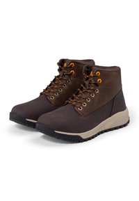 Botas de senderismo de cuero marrón con cordones naranjas en contraste, ojales reforzados, suela texturizada y un cuello acolchado para mayor comodidad.