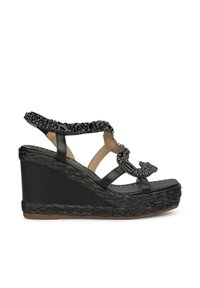 Sandales compensées noires avec une plateforme en jute tressé, des brides ornées de perles noires et une semelle intérieure en cuir lisse.