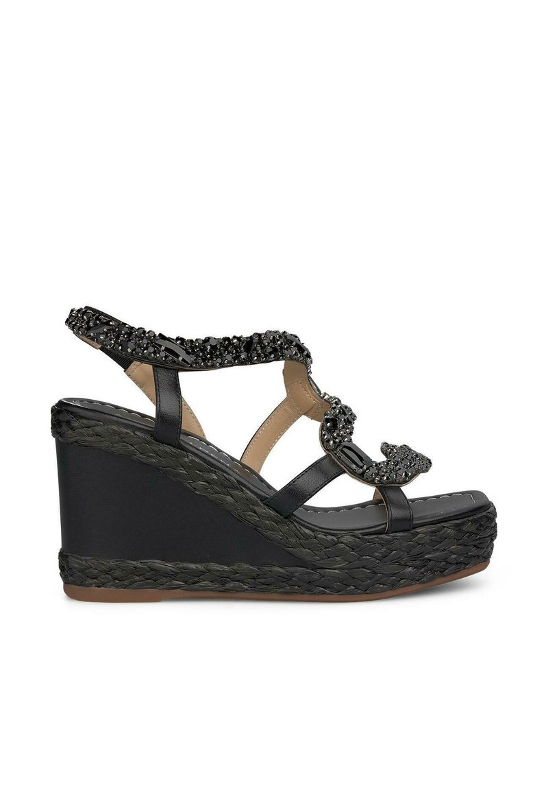 Sandales compensées noires avec une plateforme en jute tressé, des brides ornées de perles noires et une semelle intérieure en cuir lisse.