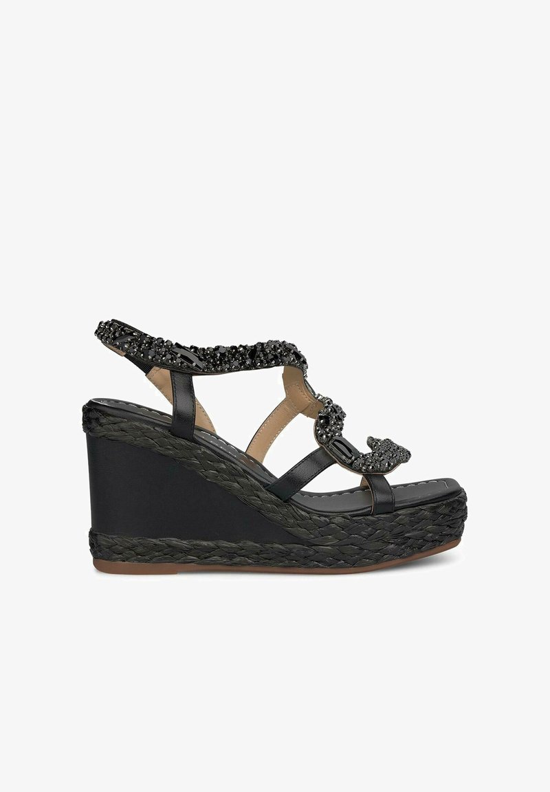 Zwarte wedge sandalen met een gevlochten jute platform, versierde banden met zwarte kralen en een gladde leren binnenzool.