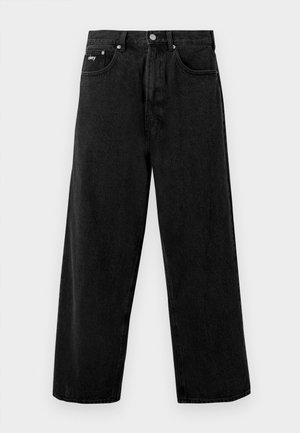 Calças jeans largas pretas feitas de denim, com fecho de botão e bolsos frontais. Logo da marca discreto na cintura. Textura fosca.